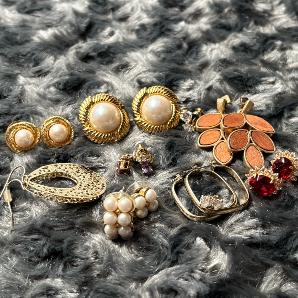 *SOLD* Elegant lot of earrings
